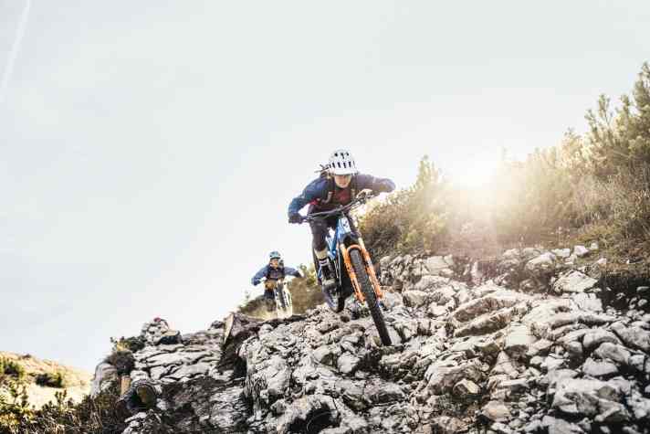   Das Cube Stereo Hybrid 140 ist kein rassiges Enduro-Bike. Dennoch nimmt es ruppige Schlüsselstellen gelassen. Mit den 150-Millimeter-Bikes von heute ist schweres Gelände kein Problem.