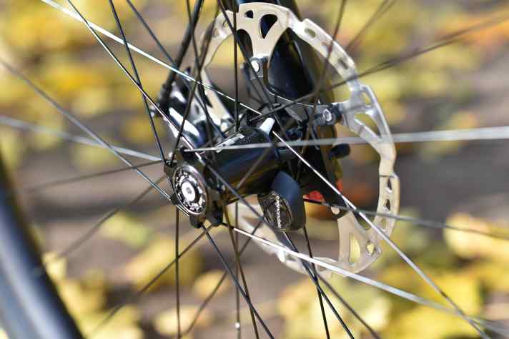   Im Vorderrad sitzt ab Werk ein Geschwindigkeitssensor von Garmin, der sich mit der Cannondale-App oder GPS-Computern koppeln lässt.