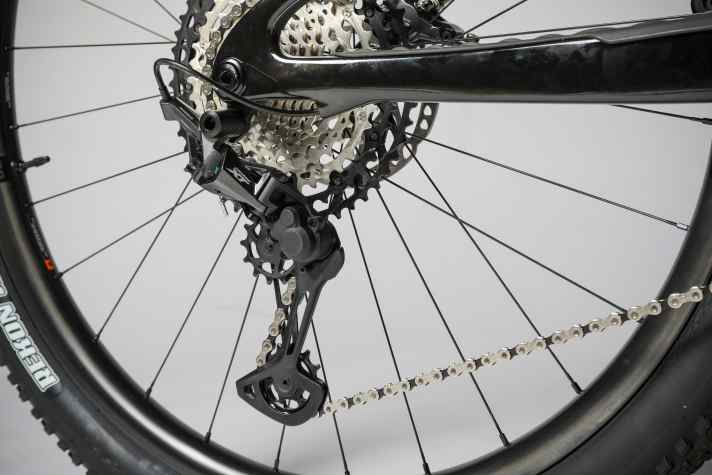   Weil das Live-Valve-Fahrwerk so teuer ist, bleibt trotz des hohen Preises beim Topmodell "nur" Geld für die Shimano XT. Die liefert zuverlässige Performance, muss sich beim Gewicht aber der XTR geschlagen geben.