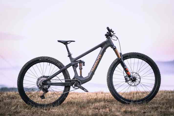   Mit 16,4 Kilogramm ist das Transalpes E1 richtig leicht, den Minimal-Assist-Antrieb sieht man kaum. Dafür muss der Fahrer aber auch selbst sportlich arbeiten.