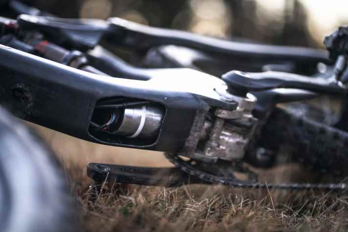   Der kleine Maxon-Antrieb hält sich in Sachen Bauraum und Lautstärke vornehm zurück. So merkt man kaum, dass man auf einem E-MTB sitzt.