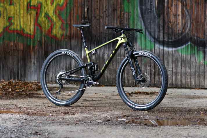   11,26 Kilogramm schwer und 7699 Euro teuer. Dafür kommt das Anthem Advanced Pro 1 auch mit leichten, hauseigenen Carbon-Laufrädern, kompletter Shimano-XT-Gruppe und Fox Performance-Elite-Fahrwerk mit Live-Valve. Das eigentliche Topmodell Advanced Pro 0 mit Fox Factory Fahrwerk und XTR-Gruppe wird es in Deutschland und Österreich nicht zu kaufen geben.