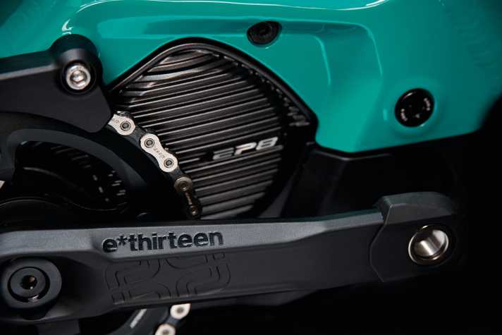   Ein Shimano EP8 Antrieb und ein 720er-Akku sorgen für Vortrieb und massig Reichweite. Der große Bolzen (rechts im Bild) wird mit dem Inbus gelöst, dann kann der Akku nach unten aus dem Unterrohr entnommen werden.
