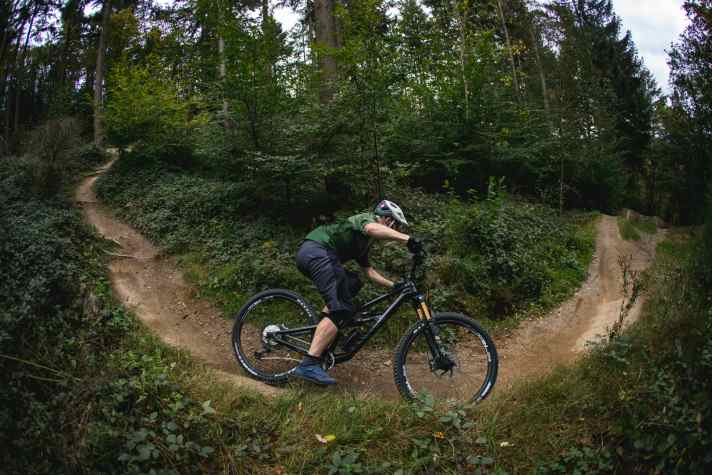   Trotz der modernen Geometrie und der großen Laufräder. Das Canyon Torque bleibt ein unkomplizierter Freerider mit Wohlfühl-Faktor.