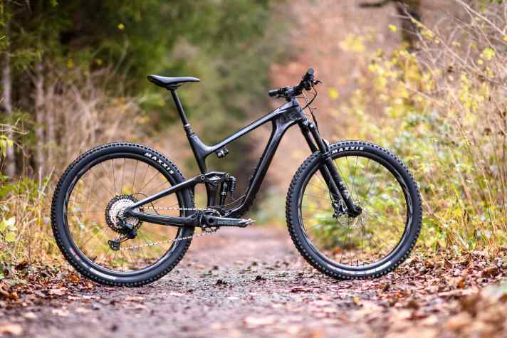   Für ein 120-Millimeter-Bike fällt das neue Trance recht schwer aus. Erst bei 13,5 Kilogramm ohne Pedale pendelt sich die Waage bei unserem 6499 Euro teuren Testbike – dem Trance Advanced Pro 1 – ein. Dafür bietet das Giant solide Komponenten, leichte Carbon-Laufräder, das elektronische Live-Valve-Fahrwerk und eine 200-Millimeter-Vario-Stütze (bei Rahmengröße L).