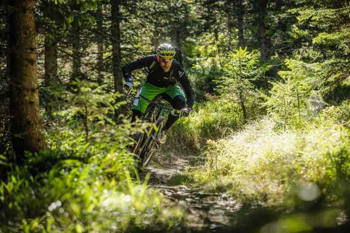   Marathon-Weltmeister und Local <a href="https://www.bike-magazin.de/hintergruende/interviews/marathon-star-alban-lakata-im-interview" target="_blank" rel="noopener noreferrer nofollow">Alban Lakata</a>  auf seinem Signature-Trail.