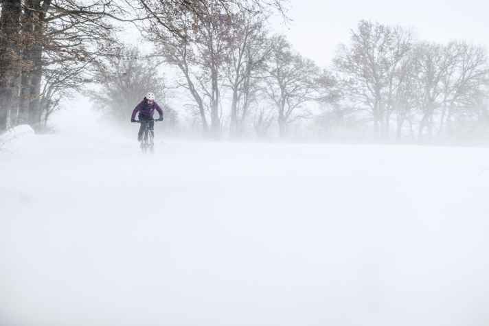   Biken im Winter ist mit dem passenden Material besonders herrlich. Wir zeigen Ihnen, wie Sie Ihr Bike wohlbehalten durch den Winter bringen – damit die erste Tour im Frühjahr über sonnengetrocknete Trails und nicht auf direktem Weg zur Werkstatt führt.