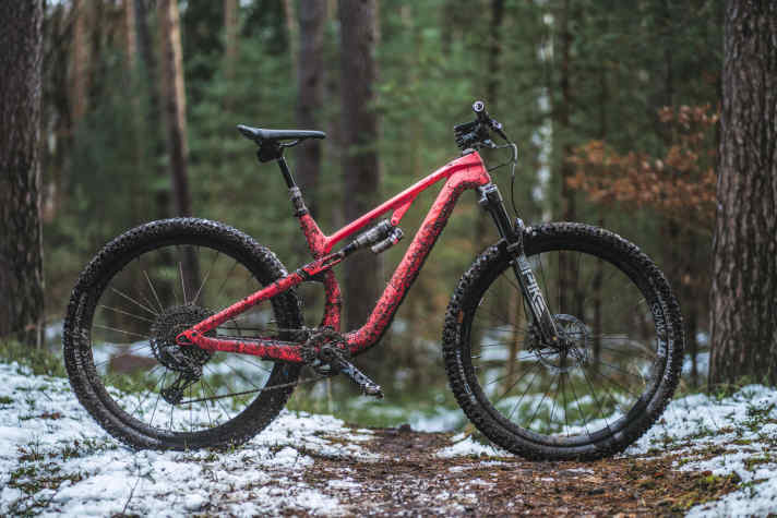 Das Canyon Neuron CF SLX Ltd ist mit dem neuen Rockshox Flight Attendant ausgestattet.Das Das