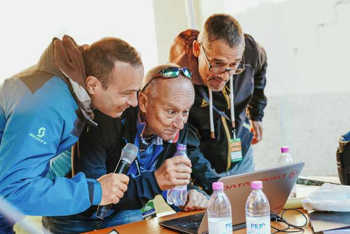 Die Zeitmess-Crew verfolgt gespannt den Rennverlauf.