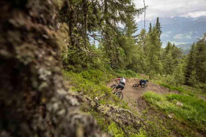   Der Herrensteig als Finale der zweiten BIKE Transalp-Etappe: eine 1300 Tiefenmeter dauernden Kurvenorgie mit kurzen Schotterunterbrechern.