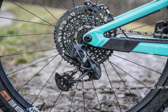   Focus Jam2 7.0: Als einziges Bike im Test setzt Focus auf eine elektronische und kabellose Schaltung. Srams GX Eagle AXS, die einen separaten Akku am Schaltwerk erfordert.