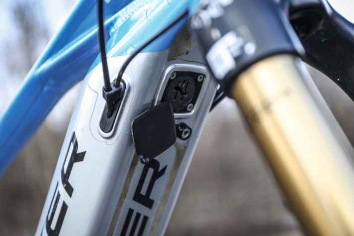   Mondraker Crafty RR: Der Lade-Port sitzt unter dem Unterrohr voll im Dreckbeschuss und schließt nur mittelmäßig. Das geht besser.