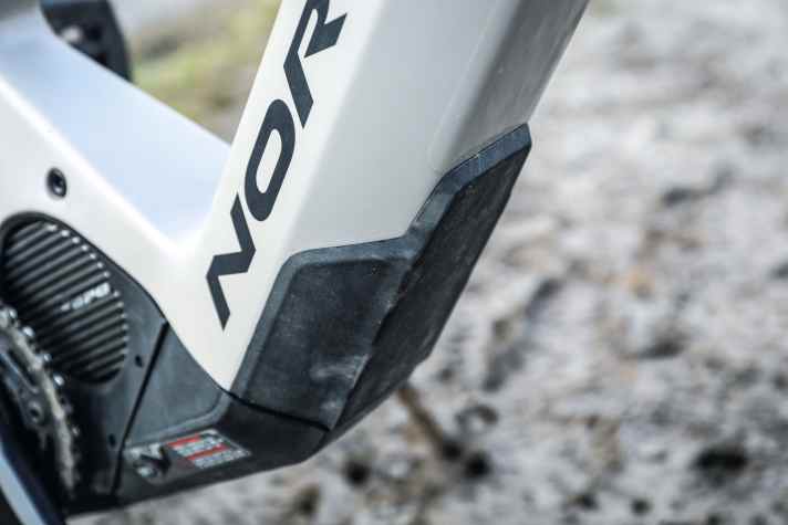   Norco Sight VLT C2: Der Rahmenschutz an Unterrohr sowie Ketten- und Sitzstrebe sind großflächig und solide. Ready to enduro!