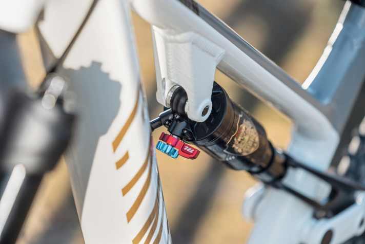 Canyon Neuron Young Hero: Die Tester lobten die Federelemente des Neuron Young Hero. Das Luftfahrwerk lässt sich gut auf geringe Gewichte abstimmen.