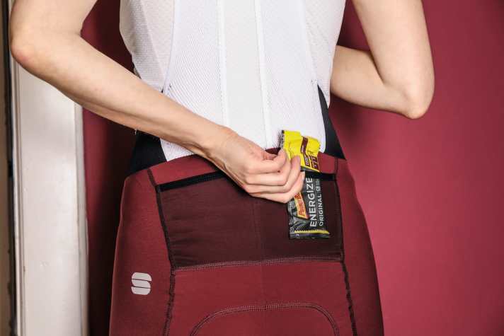 Gerade beim Marathon sinnvoll: kleine Taschen an Rücken oder Oberschenkel für die schnelle Verpflegung zwischendurch. Sportfuls Damenhose bietet gleich mehrere  dieser Staufächer.