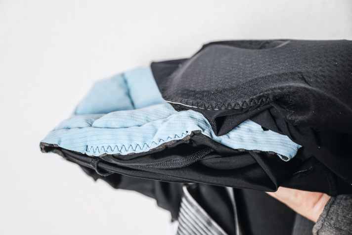 Dick und flauschig, oder dünn und hart – unterschiedlicher als bei Assos und SQlab könnten Sitzpolster kaum sein. Extrem komfortabel auf langen Ausfahrten sind beide Varianten.