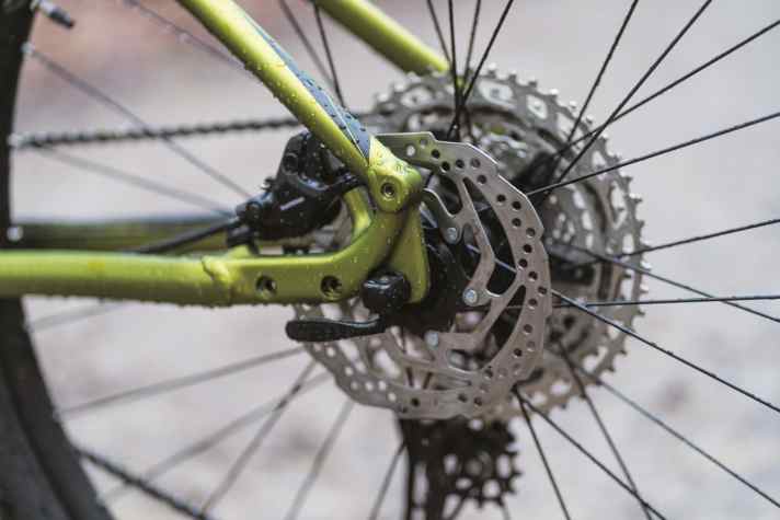   Schnellspanner an einem Einsteiger-Hardtail. An Mountainbikes haben sich Steckachsen inzwischen durchgesetzt.