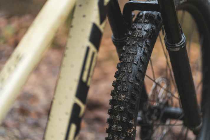   Trek Roscoe 9: Für mehr Komfort und satten Grip stellt Trek sein Roscoe auf breite 2,6er-Reifen von Bontrager.