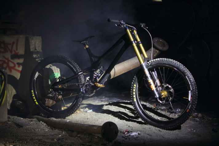 Freerider: Das <a href="https://www.bike-magazin.de/freeride/news/freeride-neuheiten-2022-bikes-und-parts" target="_blank" rel="noopener noreferrer nofollow">Ribisu Rocket DH</a>  sieht martialisch aus, hat aber "nur" 180 Millimeter Federweg, eine flache Geometrie und eingebauten Spaß für die heftigsten Bikepark-Sessions.