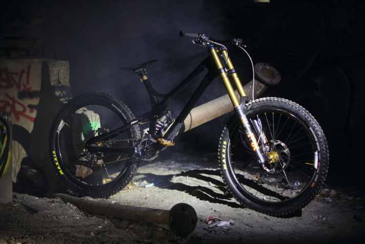   Hier seht Ihr das Bigbike Rocket. Adrian hat auch ein schickes Enduro im Programm. Seinen Backyard könnte der Schweizer aber mal aufräumen.