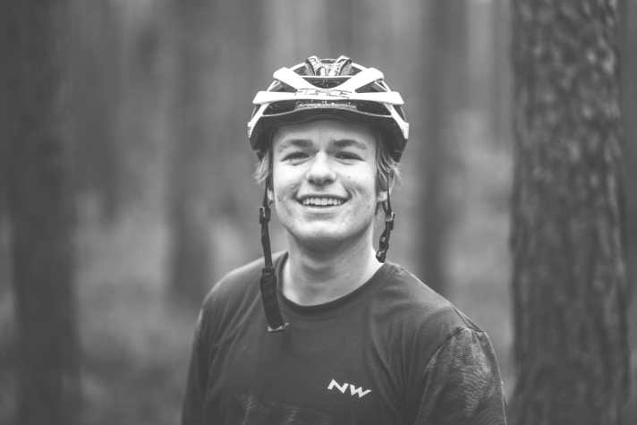   Max Fuchs, BIKE-Testredakteur: „Bei der Vorstellung pries uns Fizik den <a href="https://www.fizik.com/eu_en/terra-atlas.html" target="_blank" rel="noopener noreferrer nofollow">neuen Terra Atlas</a>  als Allrounder an. Um diesem Anspruch zu genügen, fehlt dem Terra etwas Komfort. Dafür eignet er sich umso besser für sportliche, schnelle Runden.“