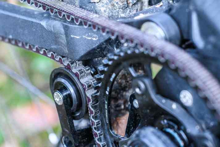   Über ein Zahnprofil überträgt der Gates-Riemen die Kraft auf das Hinterrad. Zugrunde liegt ein leichtes Kohlefaserskelett, eine Führungsrille in der Mitte verhindert, dass der Riemen von den Riemenscheiben rutscht. Der Riemenspanner gleicht die Hinterbaubewegung beim Einfedern aus.