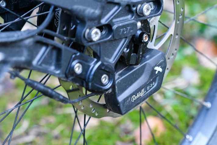   In der Steuereinheit am Hinterrad wird der Schaltbefehl verarbeitet und an den Motor kommuniziert. Das System stimmt die nötige Lastunterbrechung im Antrieb und den Schaltvorgang möglichst harmonisch aufeinander ab.