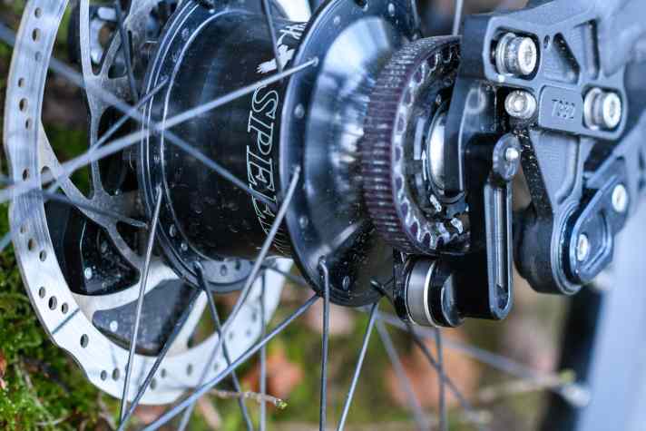   Eine klassische Kettenschaltung funktioniert nicht mit einem Antriebsriemen. Für eine variable Übersetzung muss eine Getriebenabe her, wie hier die Rohloff E14, die vierzehn elektronisch angesteuerte Gänge bei einer Bandbreite von 528 Prozent bietet. Ein kleiner Snubber sichert die saubere Führung des Riemens bei hoher Geschwindigkeit.