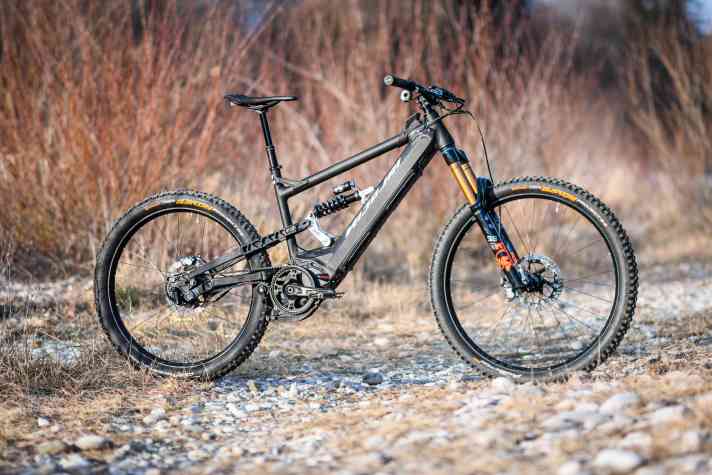   Kletterstark und laufruhig, aber nur mit enormem Krafteinsatz in die Luft zu bewegen: Geradeaus kann das Nicolai G1 Eboxx gut. Spieltrieb ist,  trotz des 27,5-Zoll-Hinterrads ein Fremdwort für das E-Enduro aus Niedersachsen.
