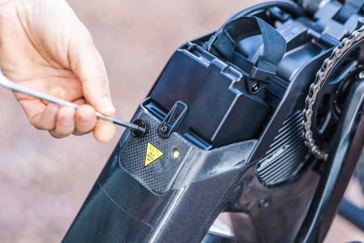   Zwei Schrauben halten den Akku sicher im Bike. Am Cover sind zwei Magneten, an denen die Schrauben zur kurzeitigen Aufbewahrung beim Batteriewechsel Platz finden.