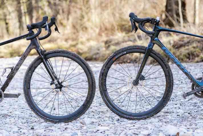 Links die Rockshox Rudy XPLR Gravel-Federgabel mit 30 Millimeter Federweg, rechts der <a href="https://www.bike-magazin.de/mtb_news/teile_zubehoer/vecnum-freeqence-gefederter-vorbau" target="_blank" rel="noopener noreferrer">Vecnum Freeqence-Vorbau</a>  mit ebenfalls drei Zentimetern Federweg.