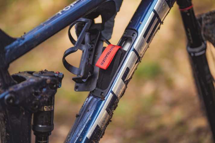   Trek Top Fuel 8: Raumwunder: Die Aussparung im Unterrohr bringt Stauraum, erhöht aber das Rahmengewicht, da wegen der Öffnung eine höhere Wandstärke erforderlich ist.