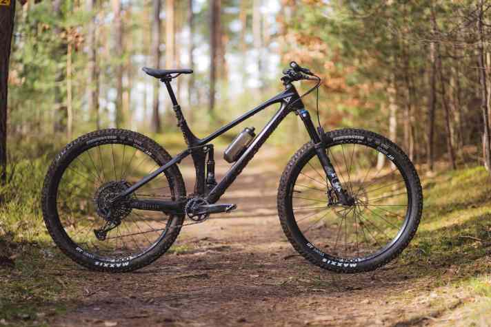 Bereit für die Wurzel-Abfahrt, aber willig auch viele Höhenmeter zu schlucken: Trailbikes - wie das <a href="https://www.bike-magazin.de/mountainbikes/trailbikes/bike-test-trailbikes-2022-yt-izzo-core-3" target="_blank" rel="noopener noreferrer nofollow">YT Izzo Core 3</a>  - machen überall Spaß.