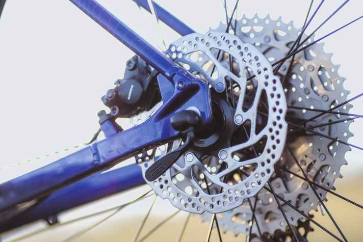   Orbea Onna 10: Anstelle von Steckachsen halten Schnellspanner die Räder im Rahmen. Für den Alltagsgebrauch sind sogar Montagepunkte für Ständer und Gepäckträger vorhanden.