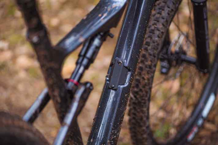   Cannondale Scalpel SE2: Statt der Kunststoffabdeckung lassen sich auch Mini-Tool und Reifenflickzeug nachrüsten.
