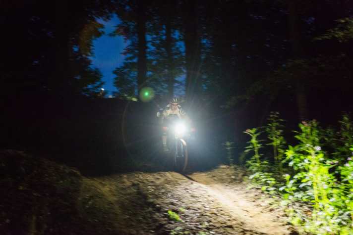   Die Lupine Alpha und unser Reporter Henri Lesewitz in ihrem Element: Vor vier Jahren beim EBM 300, der Dreifach-Version des legendären Erzgebirgs Bike Marathons, spielt Lupines "Race only"-Superlampe ihre Stärken aus.
