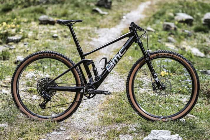   Die Fakten: <a href="https://luna.r.lafamo.com/ts/i5533923/tsc?amc=con.blbn.497955.507800.14129791&smc=BIKE&rmd=3&trg=https%3A%2F%2Fwww.fahrrad-xxl.de%2Fbmc-fourstroke-01-lt-two-m000001657" target="_blank" rel="noopener noreferrer nofollow">Preis ab 6499 Euro | Gewicht ab 11,1 kg | 120 Millimeter</a>  * 