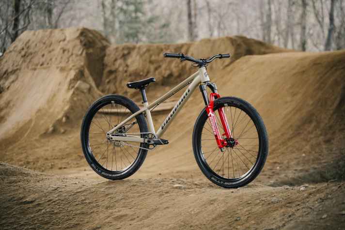 Ein Prototyp für ein Dirt Bike: Das <a href="https://www.bike-magazin.de/freeride/news/neu-2022-propain-trickshot-dirtbike" target="_blank" rel="noopener noreferrer nofollow">Propain Trickshot</a>  zeigt alle Merkmale von der Geo bis zur fehlenden Vorderbremse.