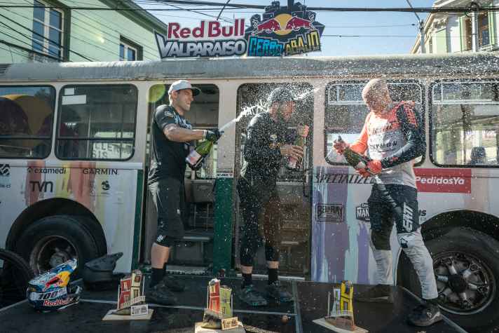   Die Top 3 des City-Downhill-Rennens: 1.  Pedro Ferreira (Mitte), 2. Tomas Slavik (links), 3. Johannes Fischbach (rechts).