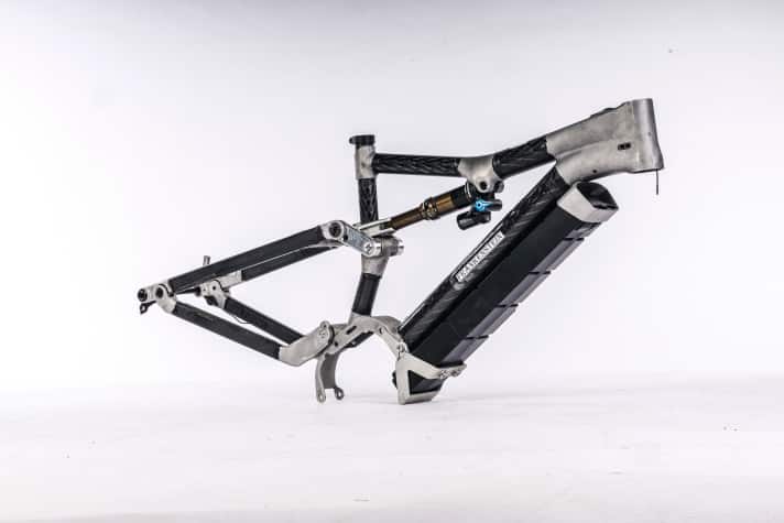   Das „Frankensteinprogramm” kam beim neuen Spectral:ON erstmals zum Einsatz. In Koblenz kann Canyon eigene Prototypen aus 3D-gedruckten Muffen und Carbonrohren fertigen. Ein immenser zeitlicher Vorteil, insbesondere bei Produktionsproblemen in Fernost. Und die gab es in den letzten Jahren zu Hauf. Diese Prototypen legten den Grundstein für die ausgewogene Geometrie.