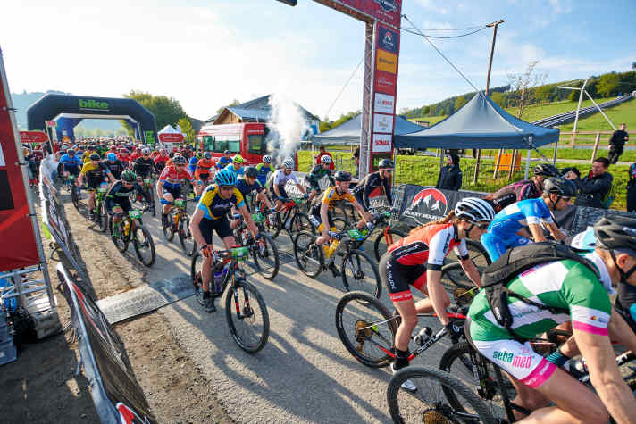   Nach dem Start-Anstieg in Willingen sind die Beine unter Strom und der erste Trail wartet.