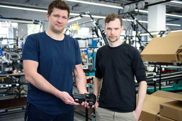   Chefsache: Florian von Wurmb-Seibel und Fabian Reuter, zwei der drei Fazua-CEOs, präsentieren einen frisch produzierten Ride 60 in den Ottobrunner Produktionshallen bei München.