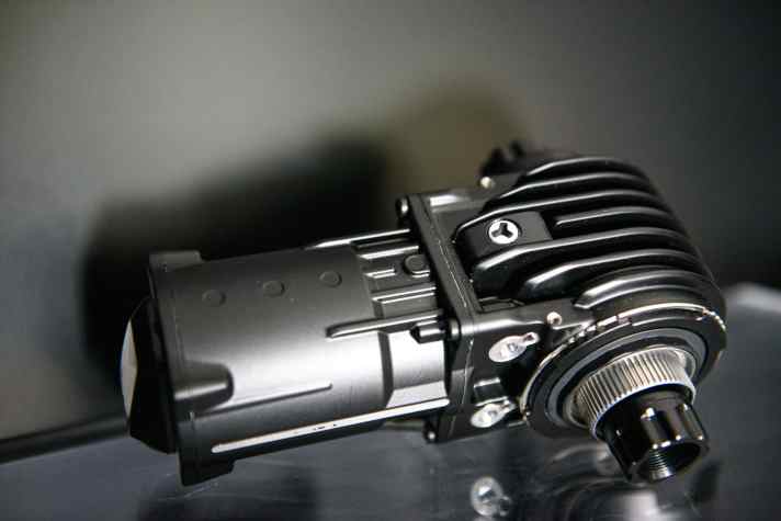 Der Fazua Ride 60 hat eine besondere Form: Ums Tretlager extrem kompakt und von außen kaum sichtbar. Dafür muss die längliche Motoreinheit noch im Rahmen untergebracht werden.