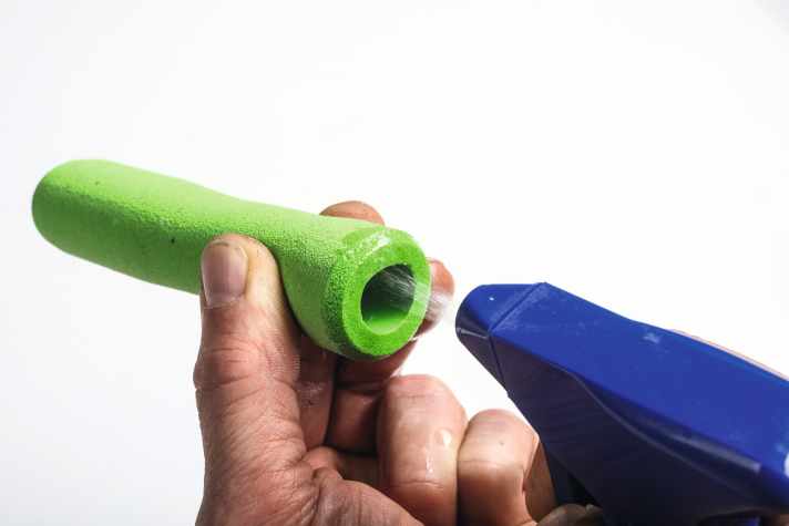 Tipp zur Montage von Lenkergriffen: Vor dem Aufschieben auf den Lenker mit alkoholischen Lösungen wie Glasreiniger oder Haarspray einsprühen. Wenn die Flüssigkeit verdampft ist, sollte der Griffe rutschfest sitzen.