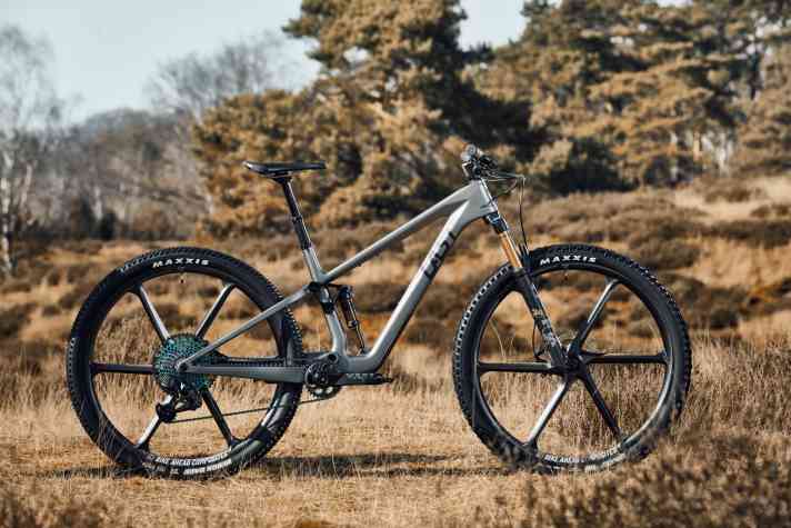   Der Basispreis für die auf 100 Stück limitierten Komplett-Bikes liegt bei 6999 Euro, der Rahmen allein kostet 4399 Euro. Der Online-Konfigurator von Last sieht aber nach oben kaum Grenzen vor. Für die Konfiguration im Bild werden 13499 Euro fällig.