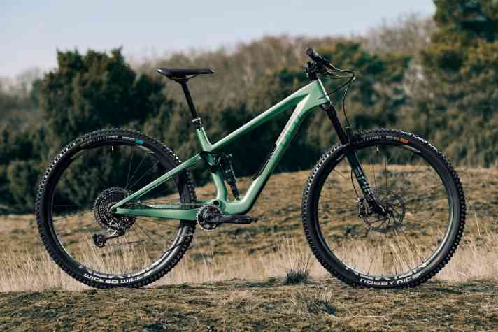   Wie beim Celos liegt der Preis für den Asco-Rahmen bei 4399 Euro. Mit 6699 Euro kostet das Basismodell etwas weniger als das Celos-Pendant. Für das Bike im Bild werden 8999 Euro fällig.