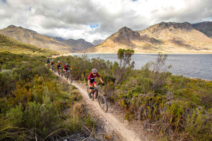 Die beiden Südafrikanerinnen Candice Lill und Mariske Strauss wurden hinter Haley Batten und Sofia Gomez Villafane Zweite beim Cape Epic 2022.