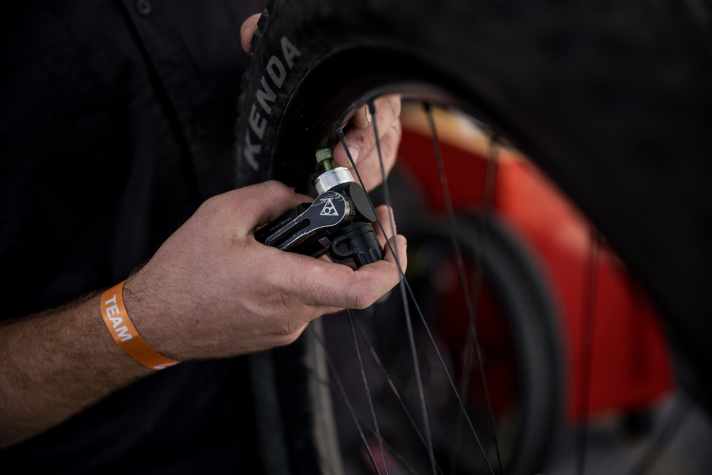   Alles dicht: Tubeless-Workshops mit den Profis von Kenda gibt's an allen Festival-Tagen.