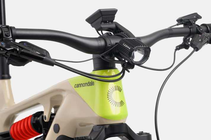   Eine hochwertige Lampe von Lezyne ist an den Moterra Neo-Topmodellen bereits fest verbaut und bezieht den Strom direkt aus dem Akku.