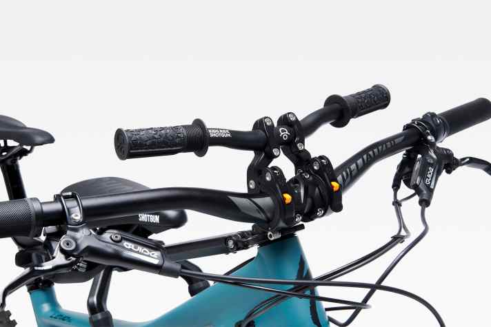 Mit dem Lenkeraufsatz können die Kinder deutlich aufrechter sitzen als wenn sie sich nur an den Bike-Lenker klammern. So können sie sich besser festhalten, wenn es im Gelände etwas rumpelt.